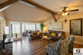 2BR Penthouse Condo - Near the 76 Strip - Pool - FREE TICKETS INCLUDED - CLD-11